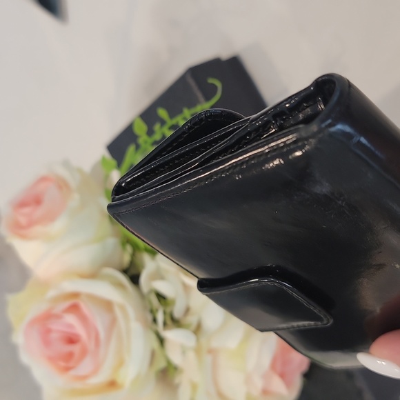 Authentic Gucci patent wallet - Picture 3 of 12